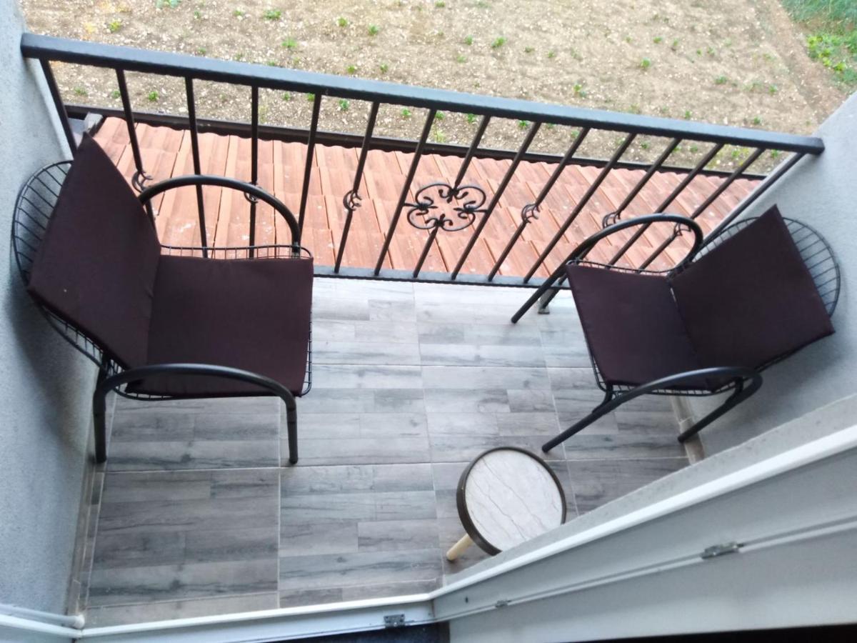 Vinarija "Delmo" Apartments Trebin Dış mekan fotoğraf
